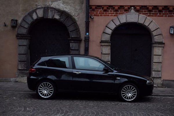 Quelle est l'efficacité des capteurs de proximité latéraux pour les véhicules étroits dans les ruelles urbaines?