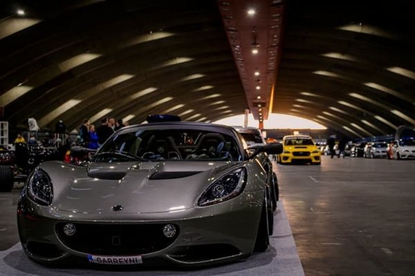 Comment installer un système de harnais de sécurité dans une voiture de course?