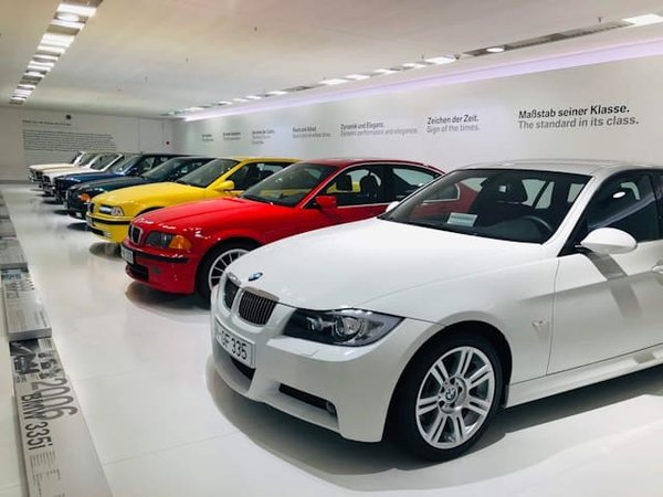 Comment installer un top case sur une BMW K1600GT pour un voyage longue distance ?