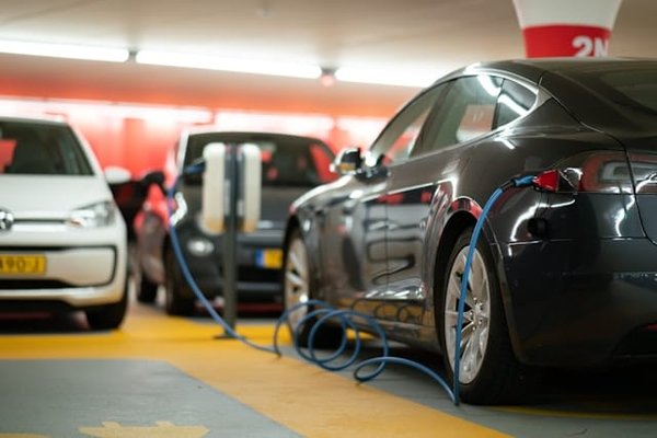 Comment les systèmes de freinage électromagnétique améliorent-ils la sécurité des véhicules électriques?